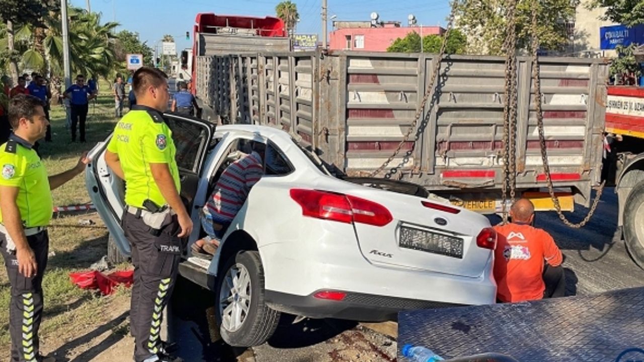 Tıra çarpan otomobildeki 3 kişi öldü