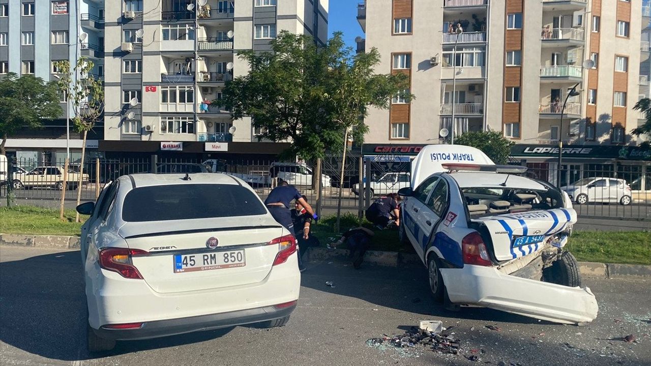Trafik kazasında 5'i polis 6 kişi yaralandı