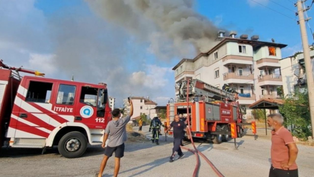 Çatı katı alevlere teslim oldu, 2 kişi dumandan etkilendi
