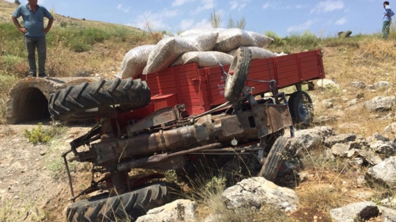 Virajı alamayan traktör devrildi, 1 yaralı