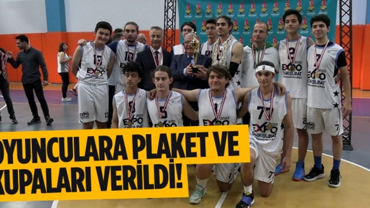 En İyi Mücadele Eden Oyunculara Plaket Ve Kupaları Verildi