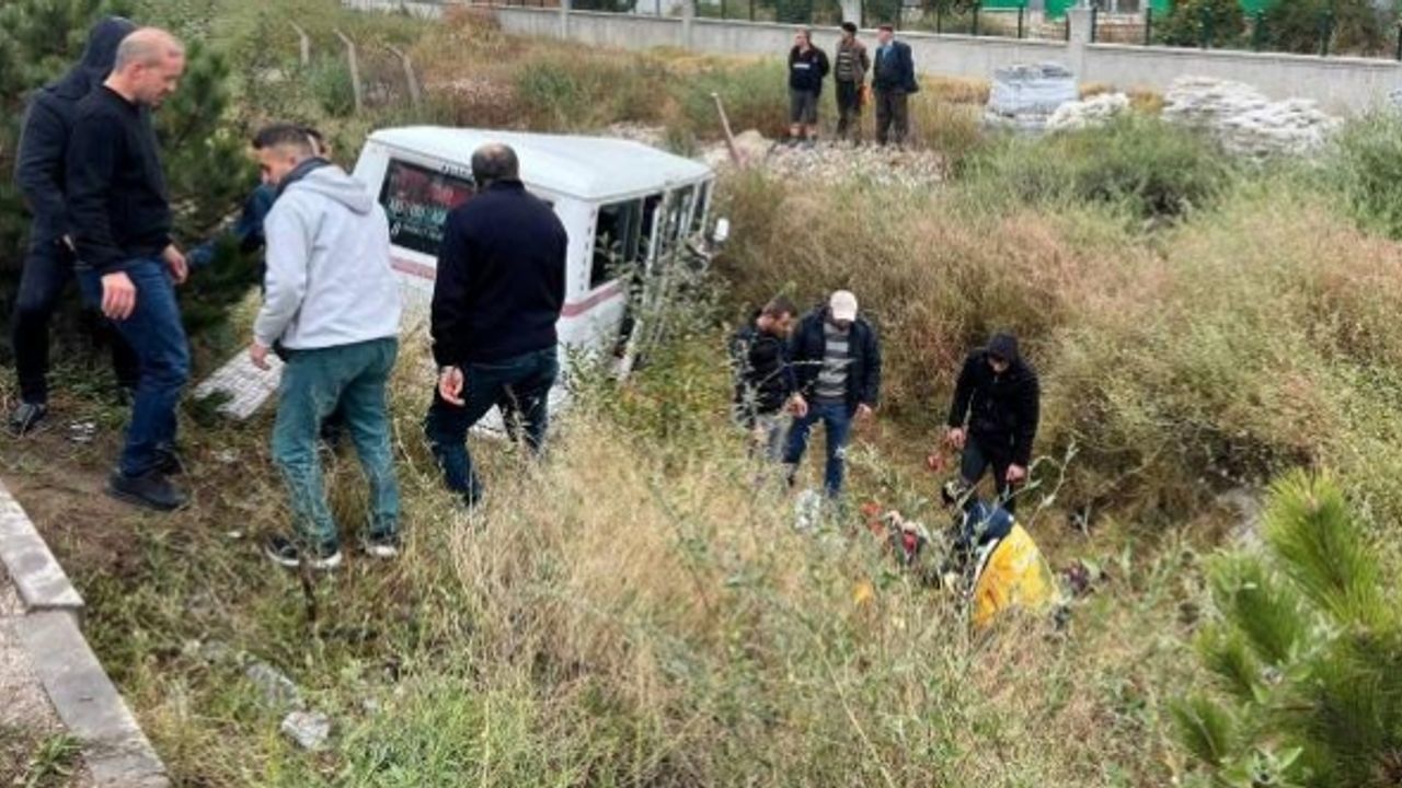 Minibüs ile otomobil çarpıştı: 15 yaralı