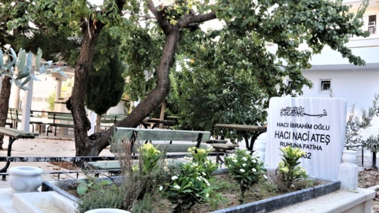 Ölmeden mezar yaptıran adam ziyarete gidiyor