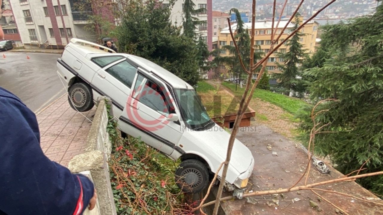 Faciaya ramak kala, otomobille duvarda askıda kaldılar