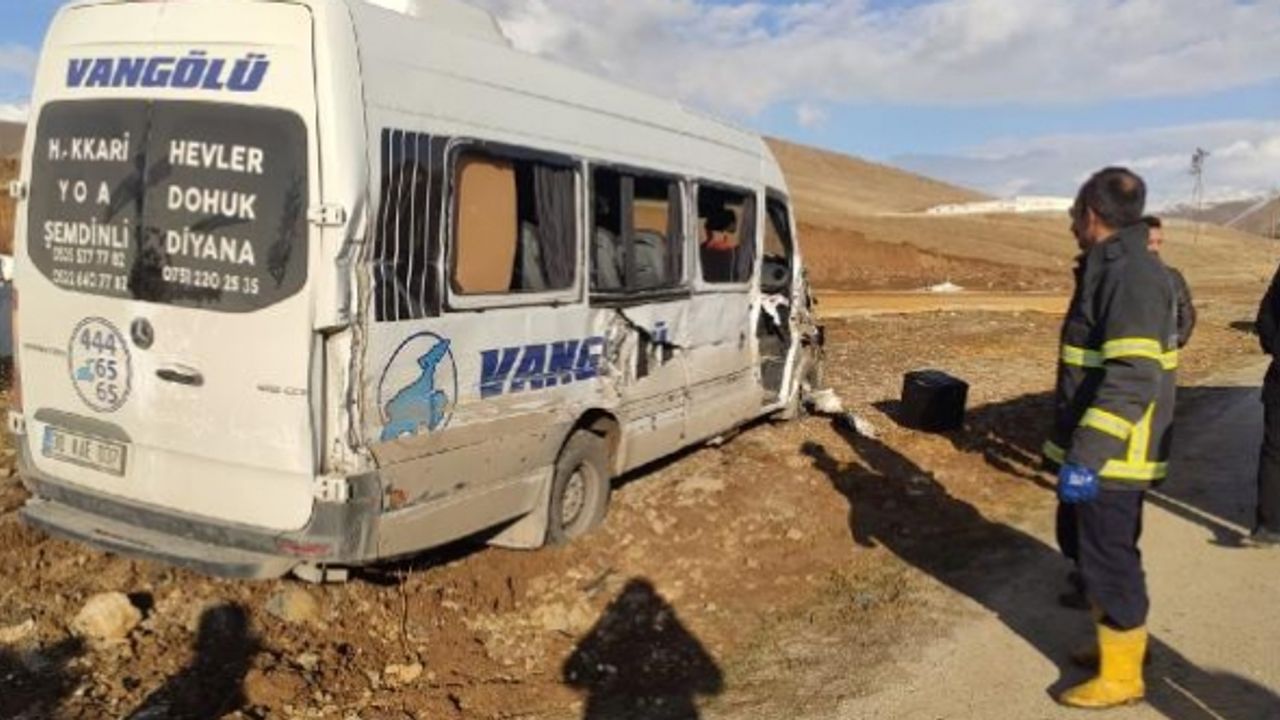 Hakkari'de minibüs ile kamyonet çarpıştı: 10 yaralı