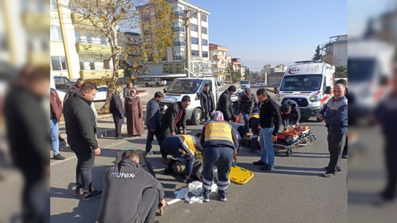 Kamyonet ile sepetli motosiklet çarpıştı: 2 yaralı