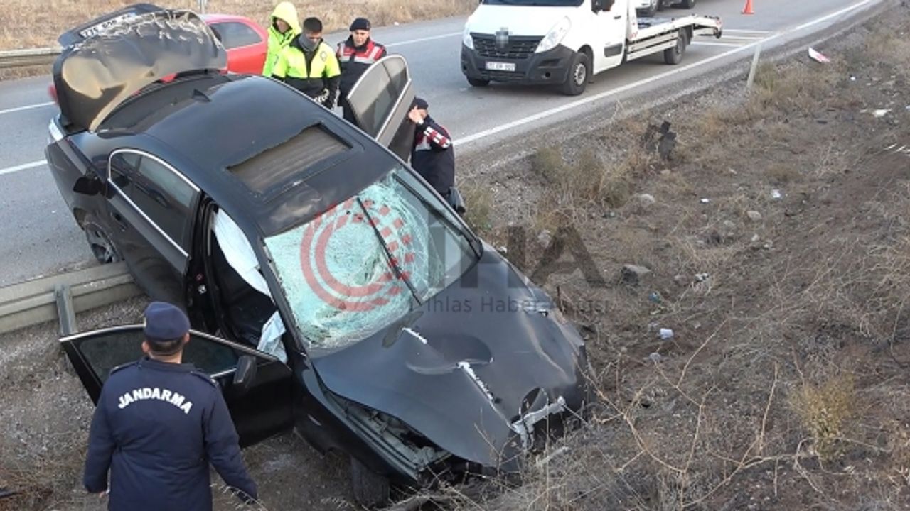 Trafik levhalarına çarpan otomobil 150 metre sürüklendi: 2 yaralı