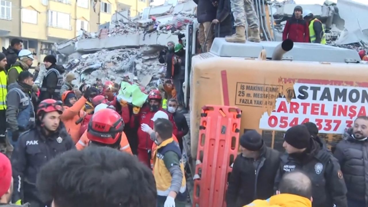 Haydar Bey Mahallesindeki bir enkazdan Ali Korkmaz sağ çıkartıldı
