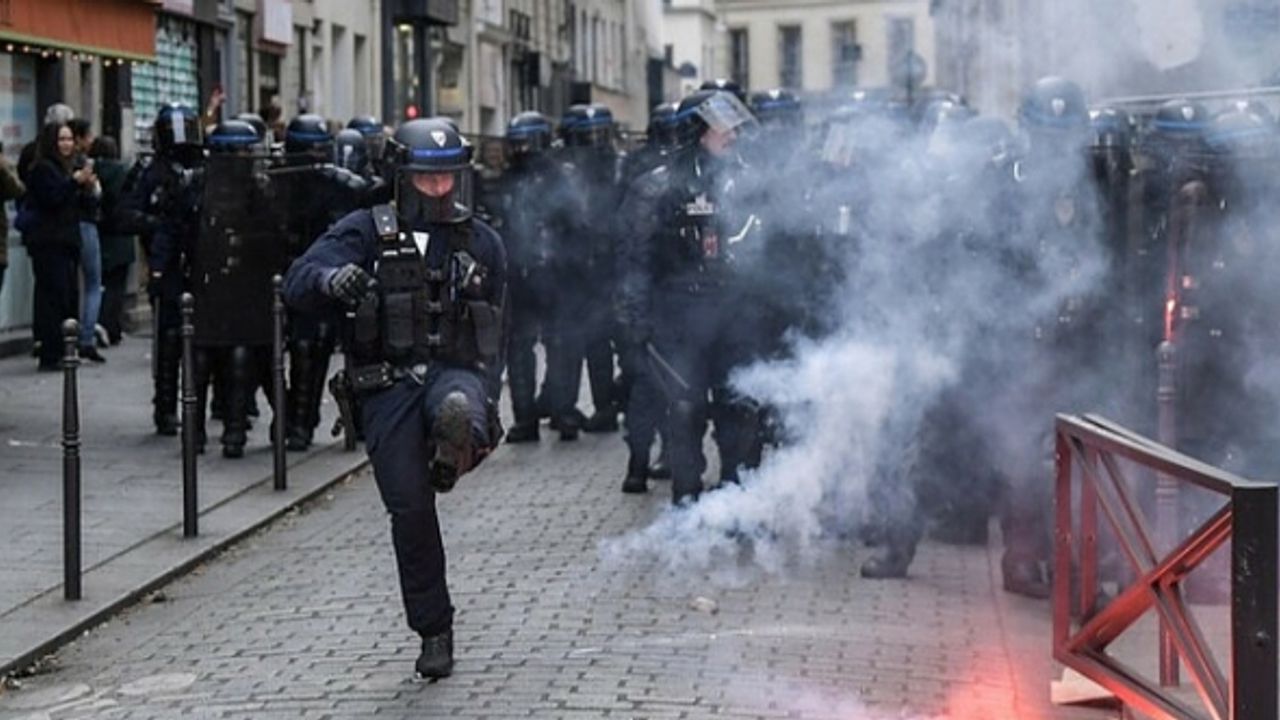 Paris'te Macron karşıtları sokağa indi