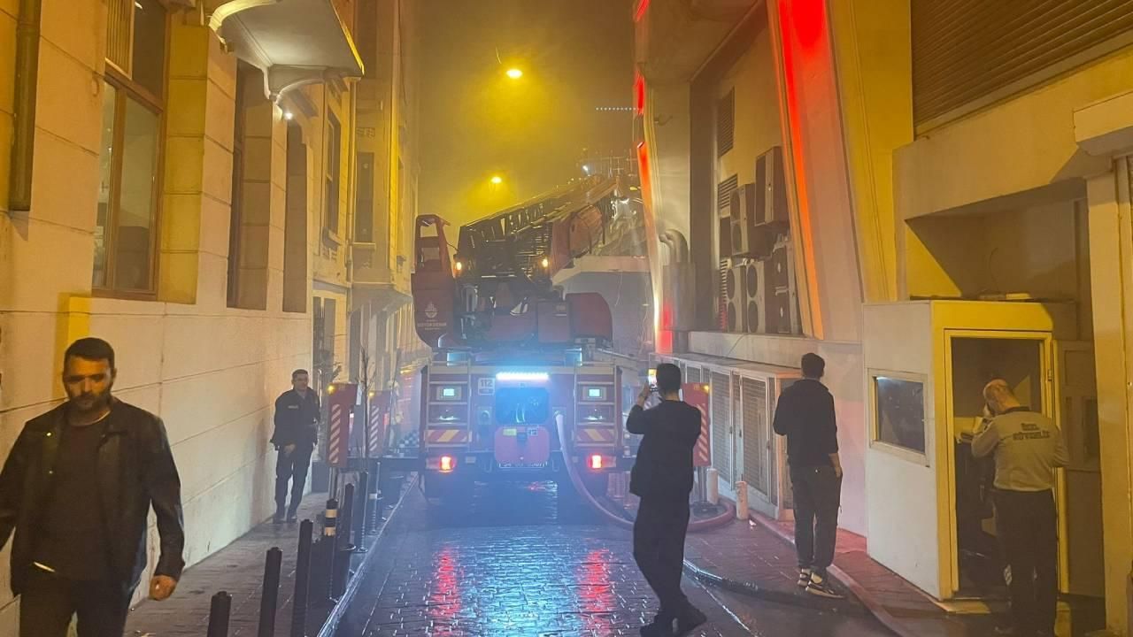 Beyoğlu'nda eğlence mekanında yangın