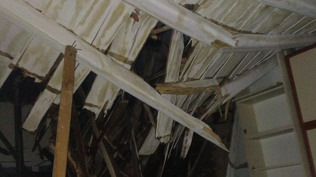 Ağır hasarlı binanın çatısı kendiliğinden çöktü