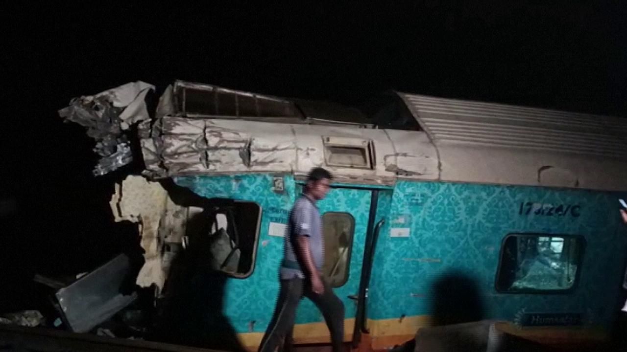 Hindistan'daki tren kazasında ölü sayısı 288'e yükseldi