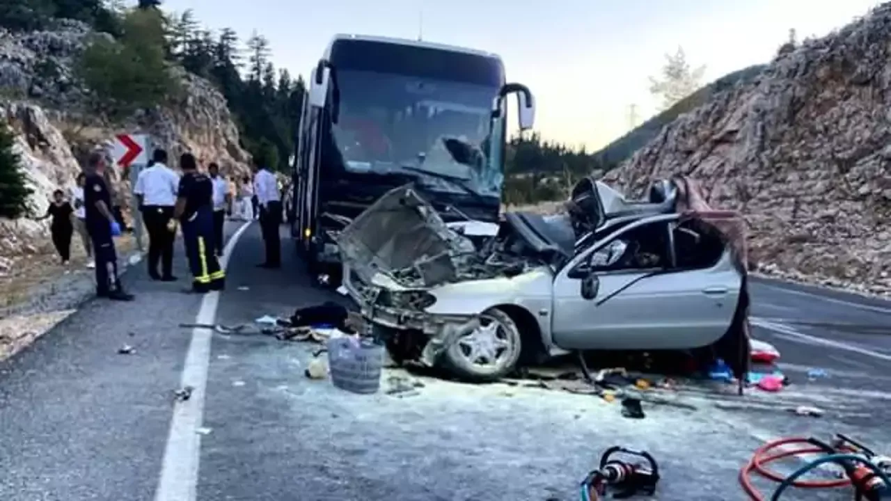 Yolcu otobüsüyle otomobil çarpıştı, 1 kişi öldü, 5 kişi yaralandı!