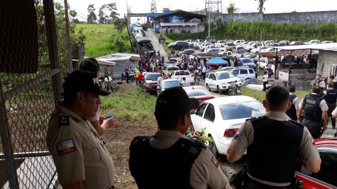 Ekvador'da mahkumlar 57 gardiyan ve 7 polisi rehin aldı