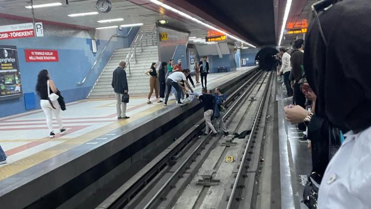 Metro raylarına düşen kadını çevredekiler kurtardı