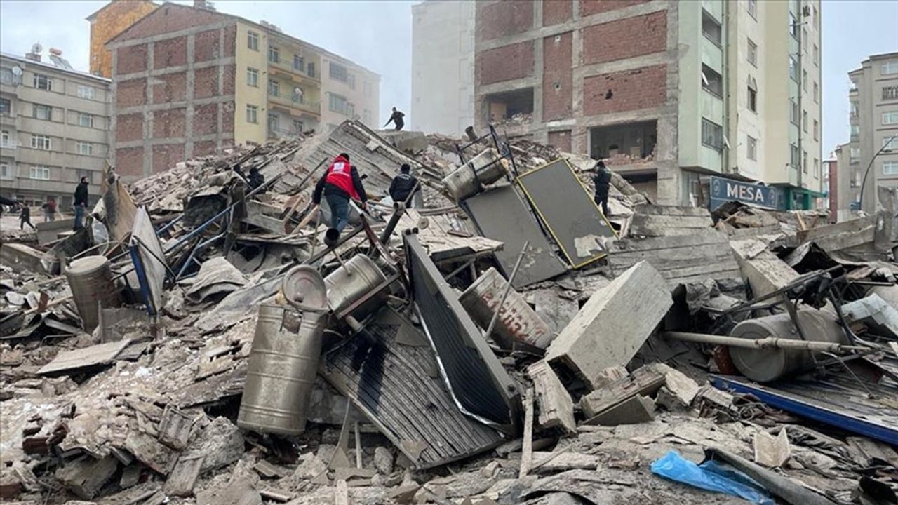 9 katlı bina yıkım esnasında çöktü