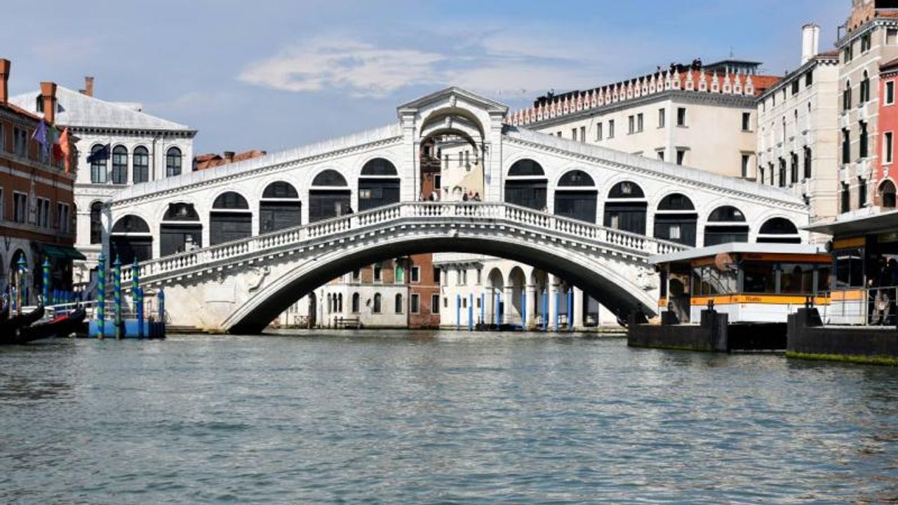 Venedik, 2024'ten itibaren günübirlik ziyaretçiler için 5 euroluk bilet sistemini deneyecek
