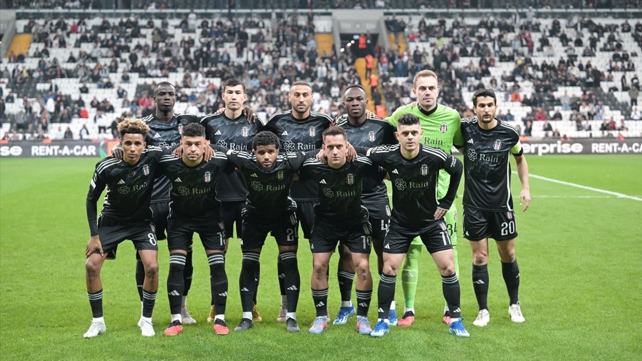Beşiktaş'ta futbolculara büyük protesto: Formayı çıkarın...