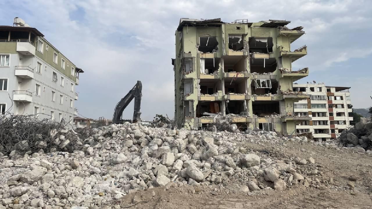 Hatay'da 4 bina kontrollü yıkıldı