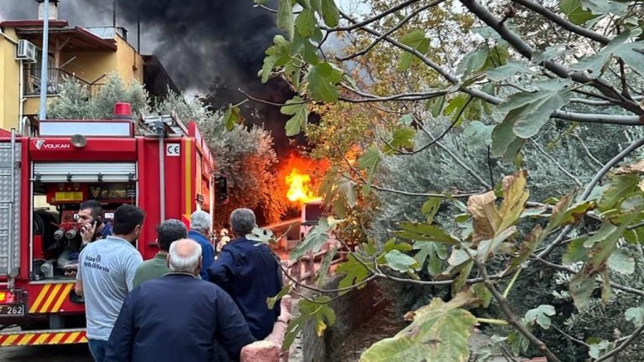 Manisa'da seyir halindeki midibüs yandı