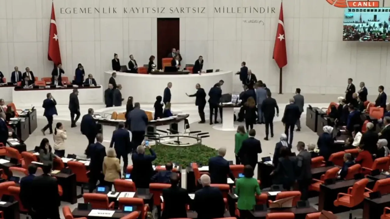 Saadet Partisi Milletvekili Hasan Bitmez TBMM kürsüsünde fenalaştı