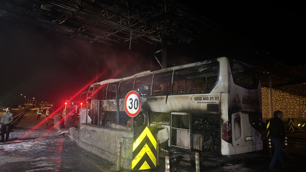 Alev alan yolcu otobüsündeki 6 kişi yaralandı