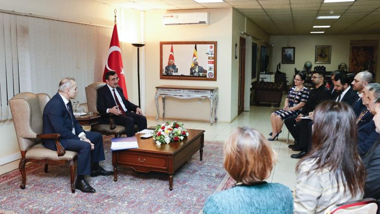 Cumhurbaşkanı Yardımcısı Yılmaz, Uganda'da Türk iş insanlarıyla bir araya geldi