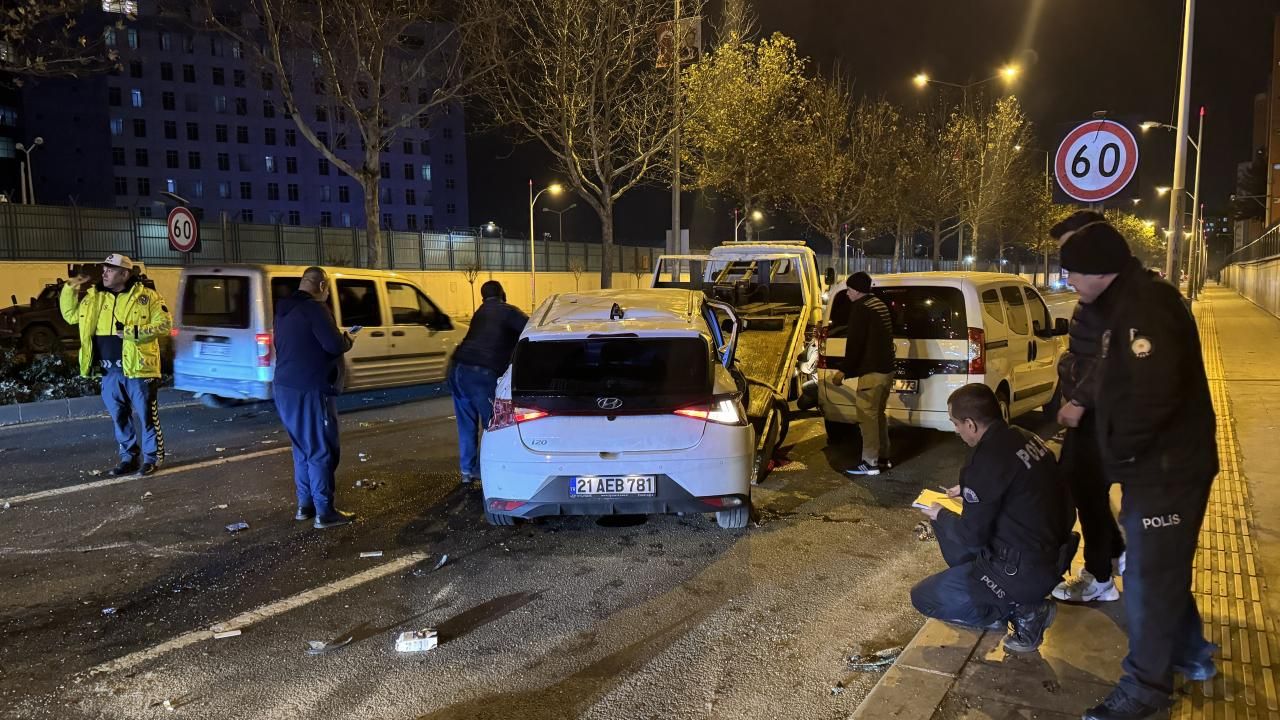 Diyarbakır'da kamyonet ile otomobil çarpıştı: 3 yaralı