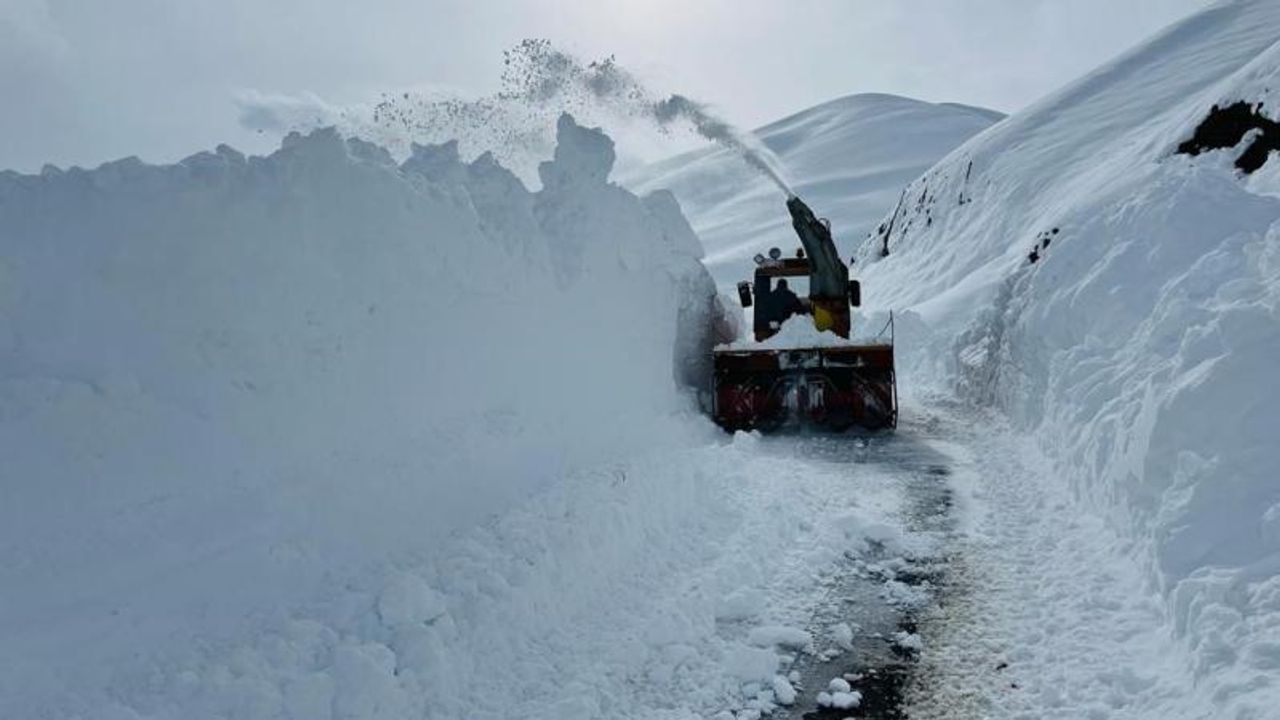 Yüksekova'da karla mücadele devam ediyor