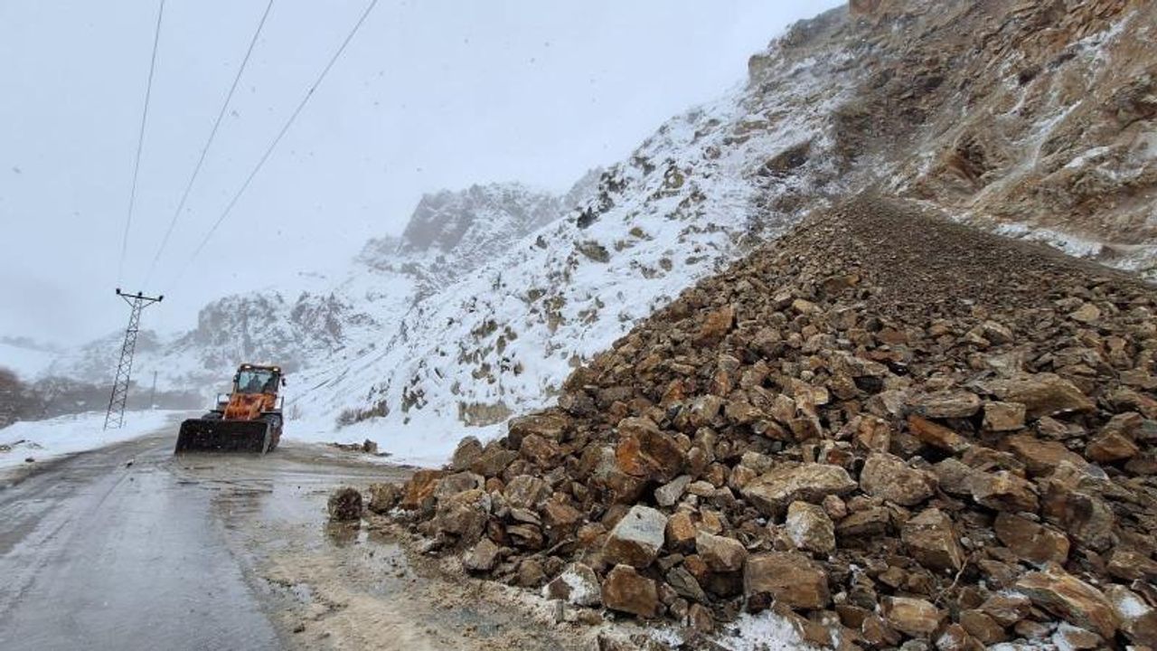 Tunceli'de heyelan: Yola kaya parçaları düştü