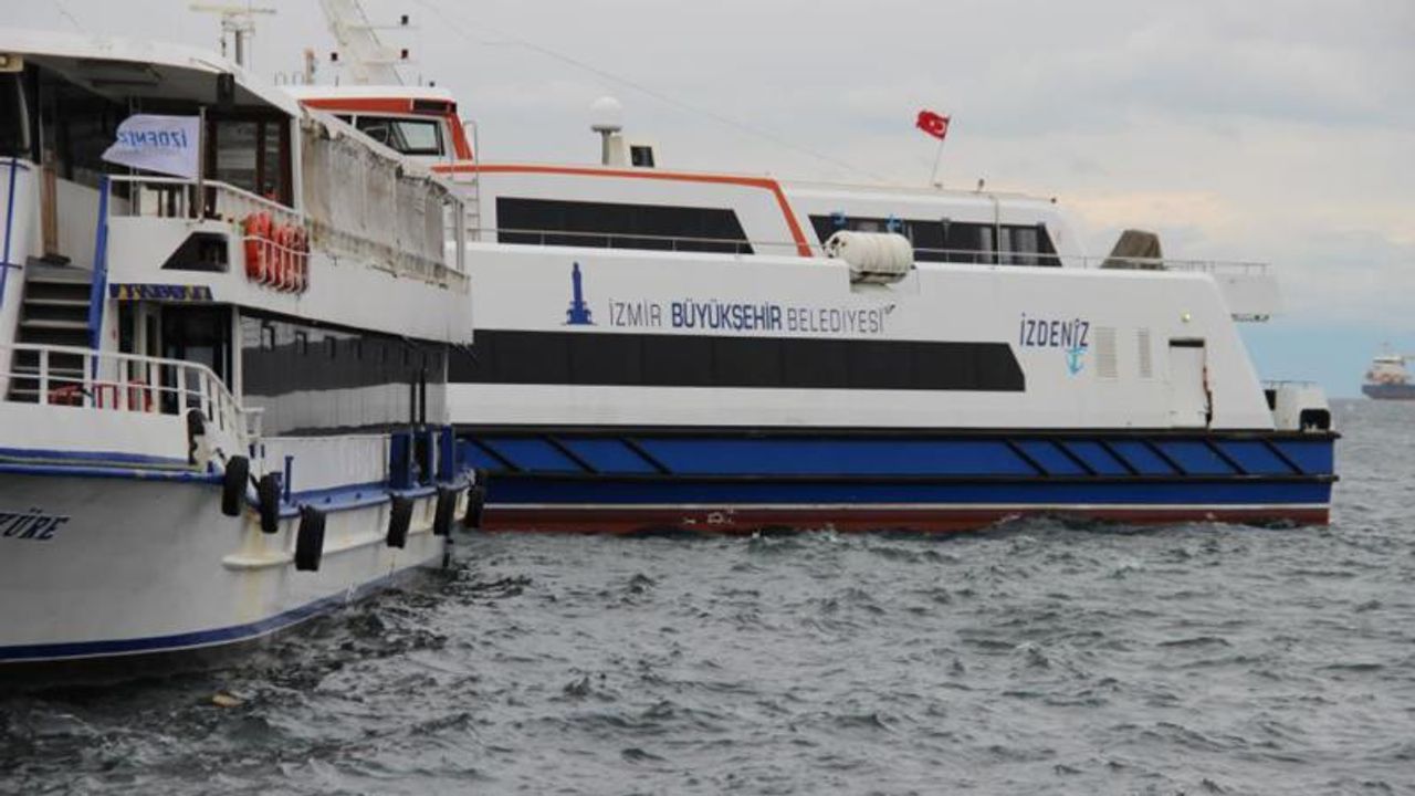 İzmir'de deniz ulaşımına fırtına engeli: Tüm seferler iptal