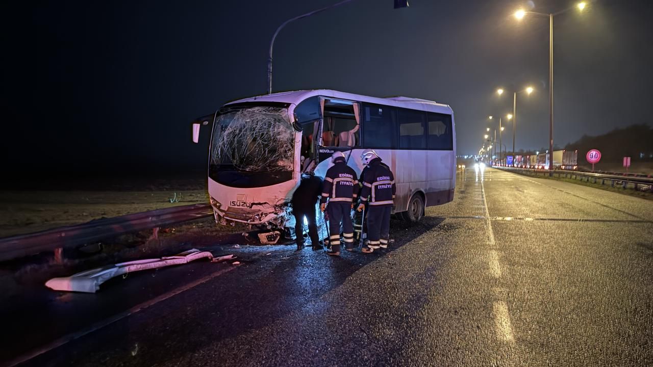 Polis servisiyle otobüs çarpıştı: 11 yaralı
