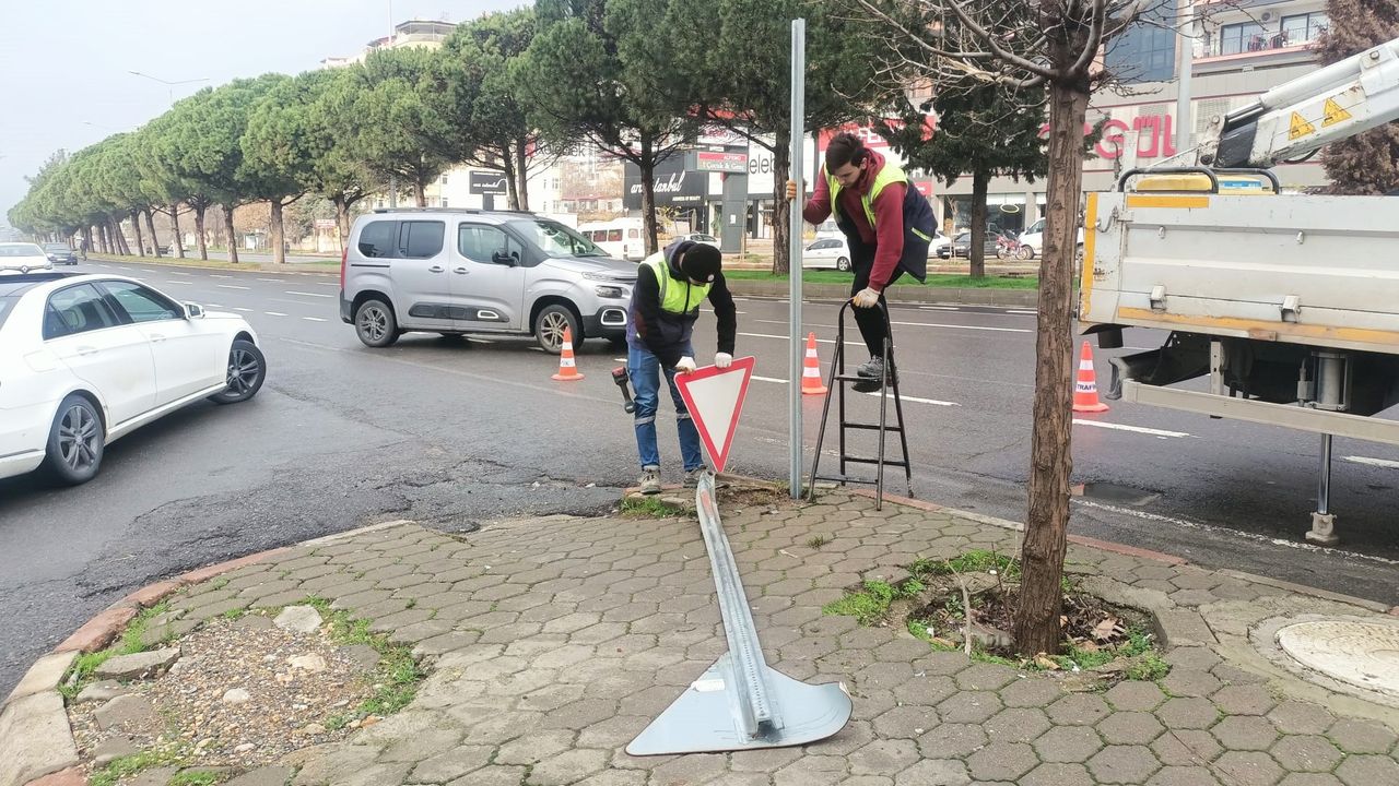 Büyükşehir, Trafik İşaretlerinin Bakım Onarımını Sürdürüyor