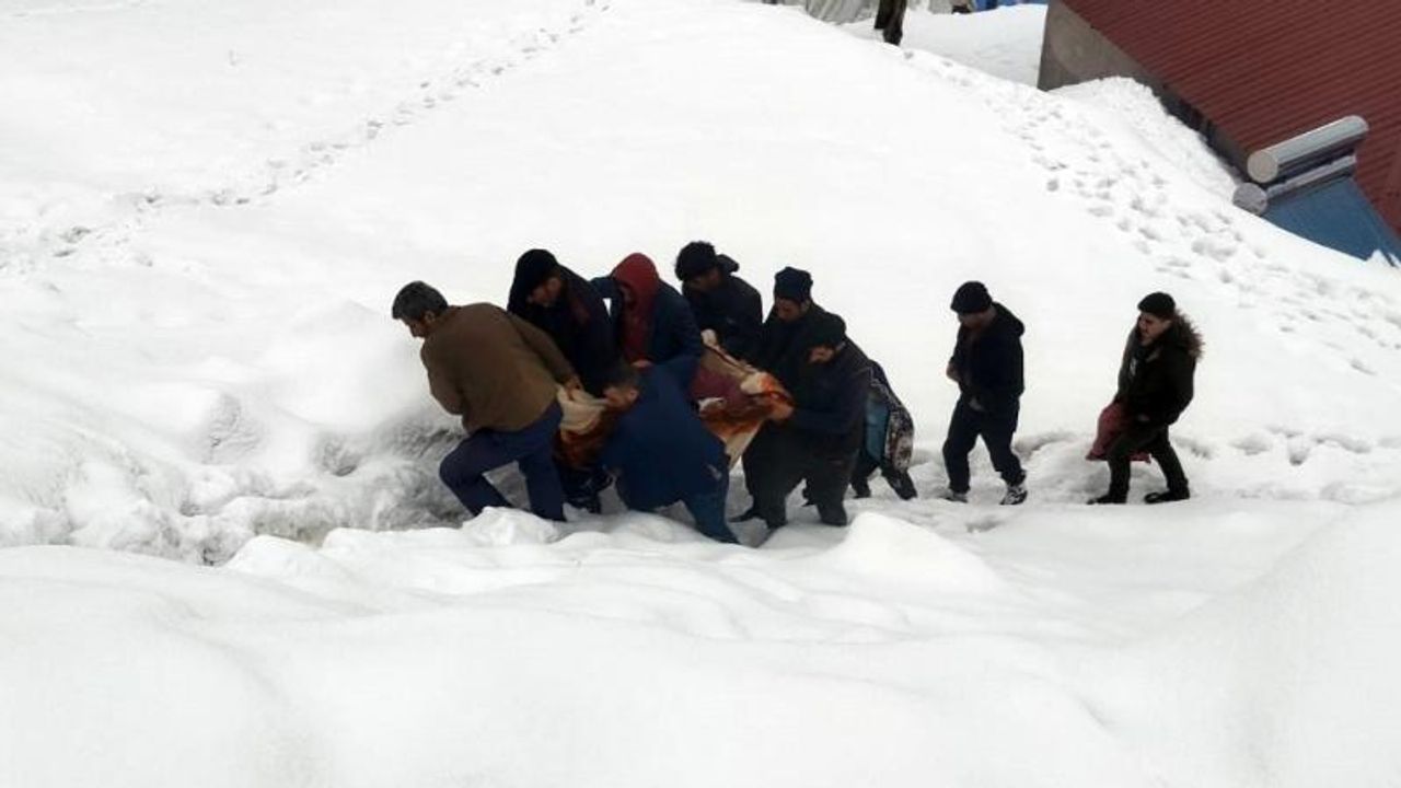 81 yaşındaki kadın, ekiplerin karla mücadelesiyle hastaneye ulaştırıldı