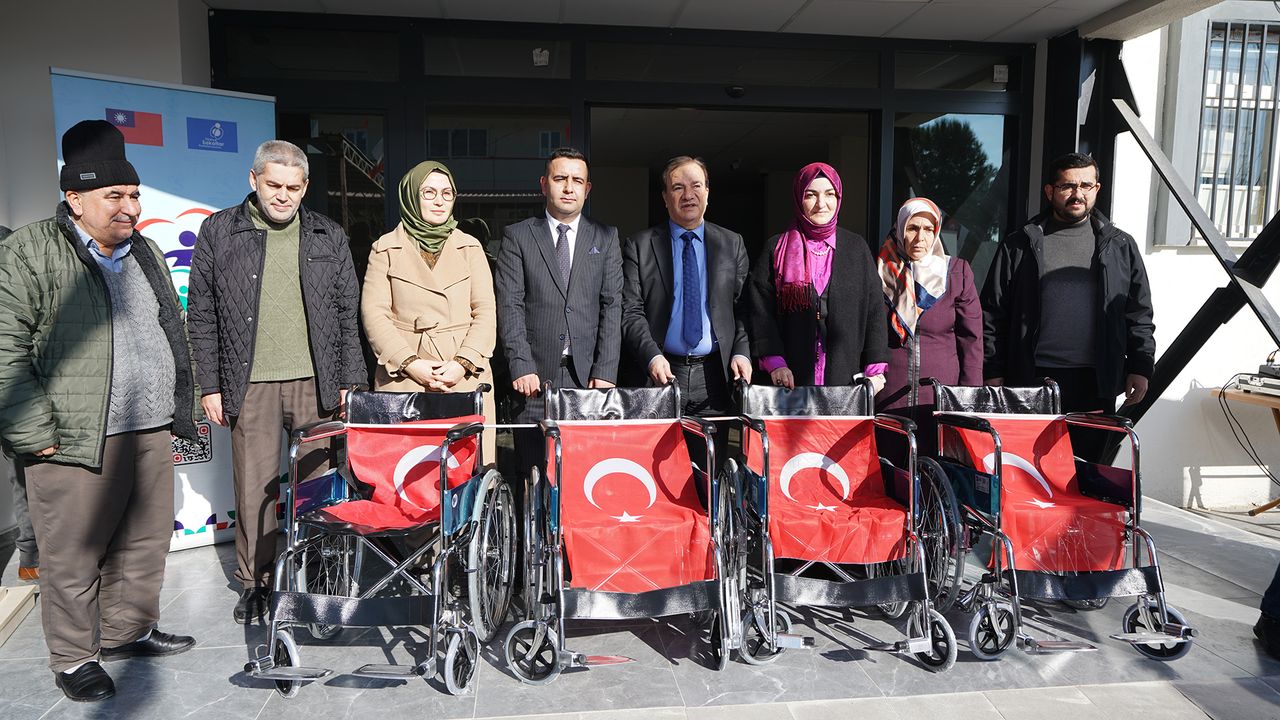Özel Gereksinimli Vatandaşlara Tekerlekli Sandalyeleri Teslim Edildi