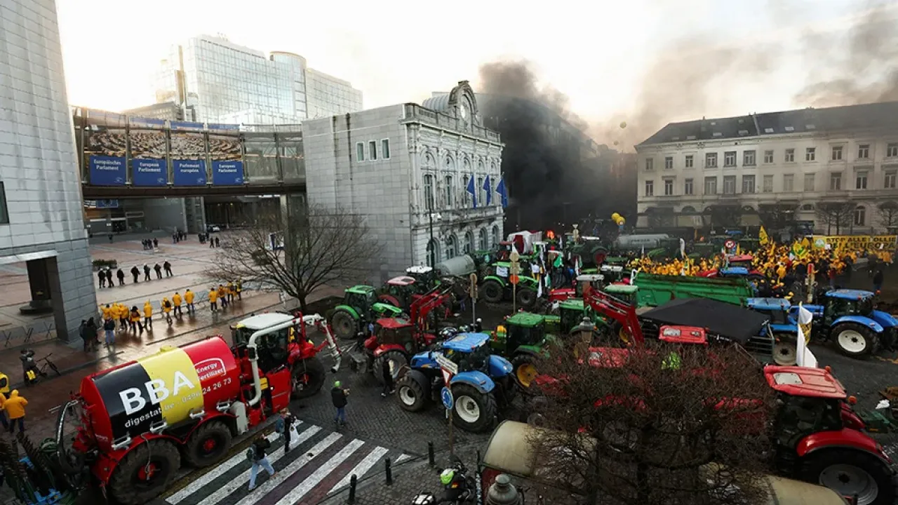 Çiftçiler, Brüksel'de ortalığı savaş alanına çevirdi