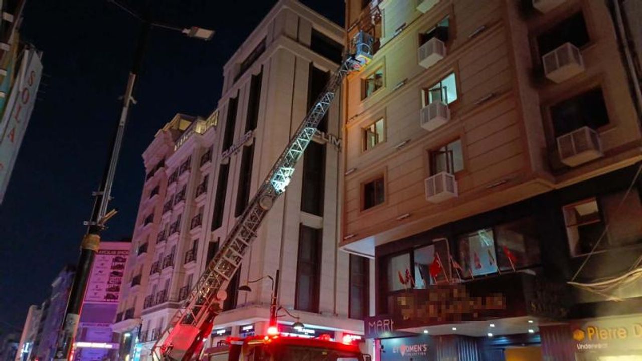 İstanbul'da otel yangını: Mahsur kalan 20 kişi kurtarıldı