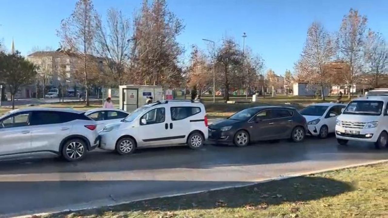 Buzlu yolda meydana gelen zincirleme kaza: 6 araç birbirine çarptı!