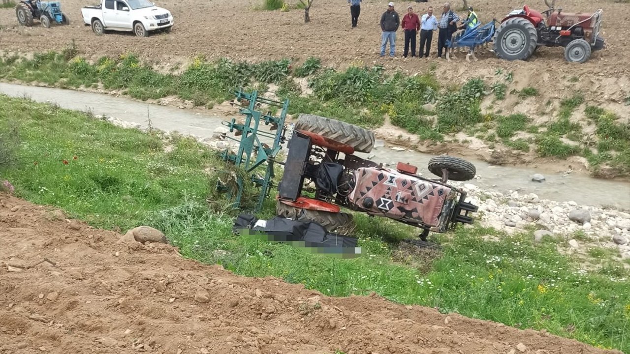 Kilis'te devrilen traktörün sürücüsü öldü