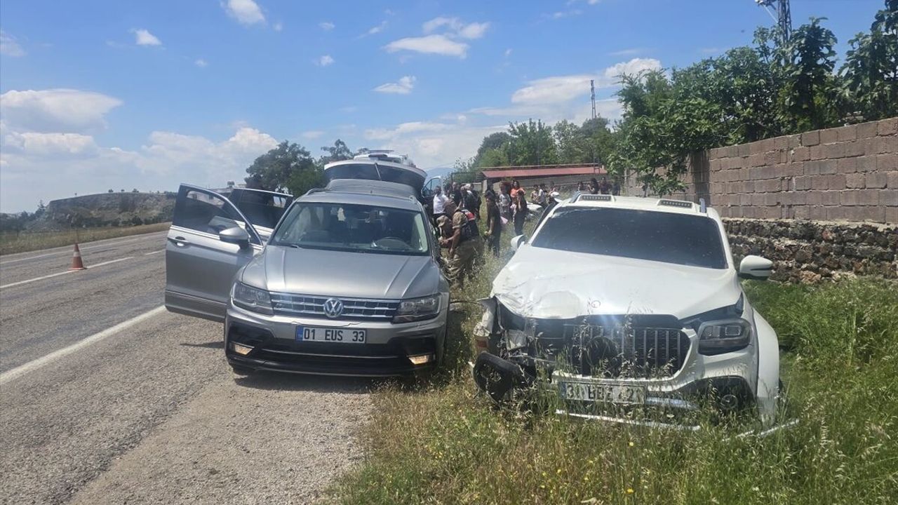 Kilis'te pikap ile otomobilin çarpıştığı kazada 9 kişi yaralandı