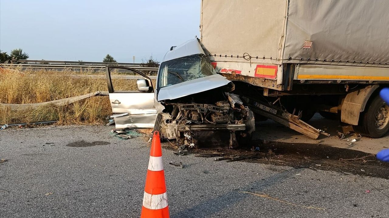 Mersin'de Feci Kaza: Tıra Çarpan Araçtaki 17 Yaşındaki Sürüc
