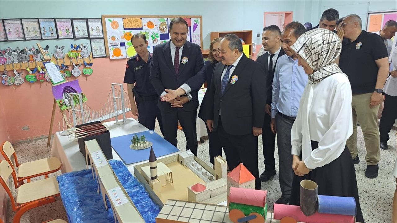 Adana'da ilkokul öğrencilerine kıyafet desteğinde bulunuldu