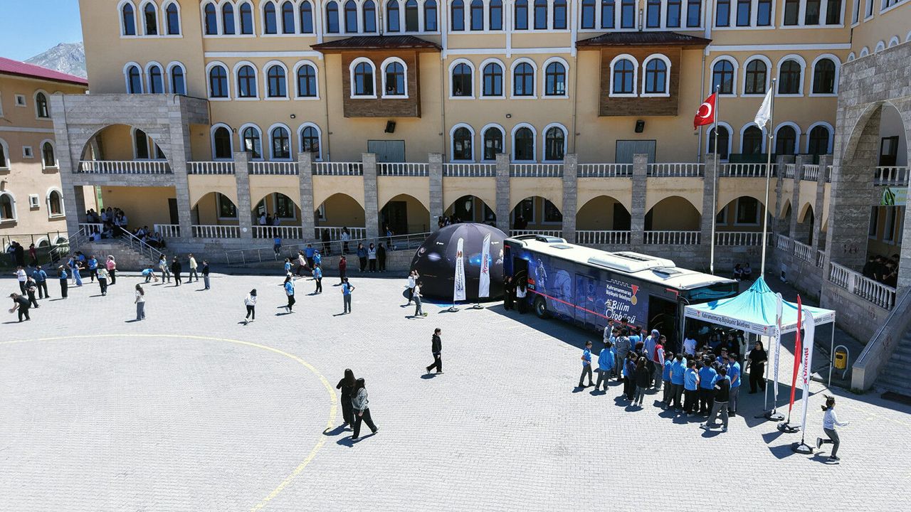 Bilim Otobüsü Elbistan’da Gençleri Keşif Yolculuğu