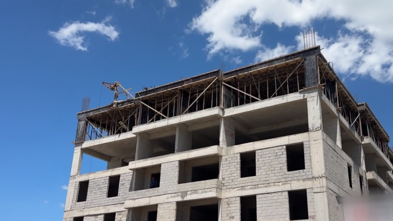 Kayseri'de inşaatın 4. katından düşen işçi ağır ya