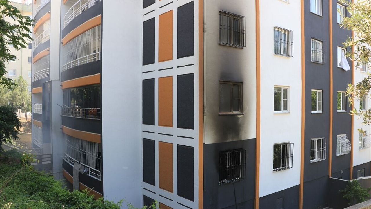 Kilis'te evde çıkan yangında 4 kişi dumandan etkilendi