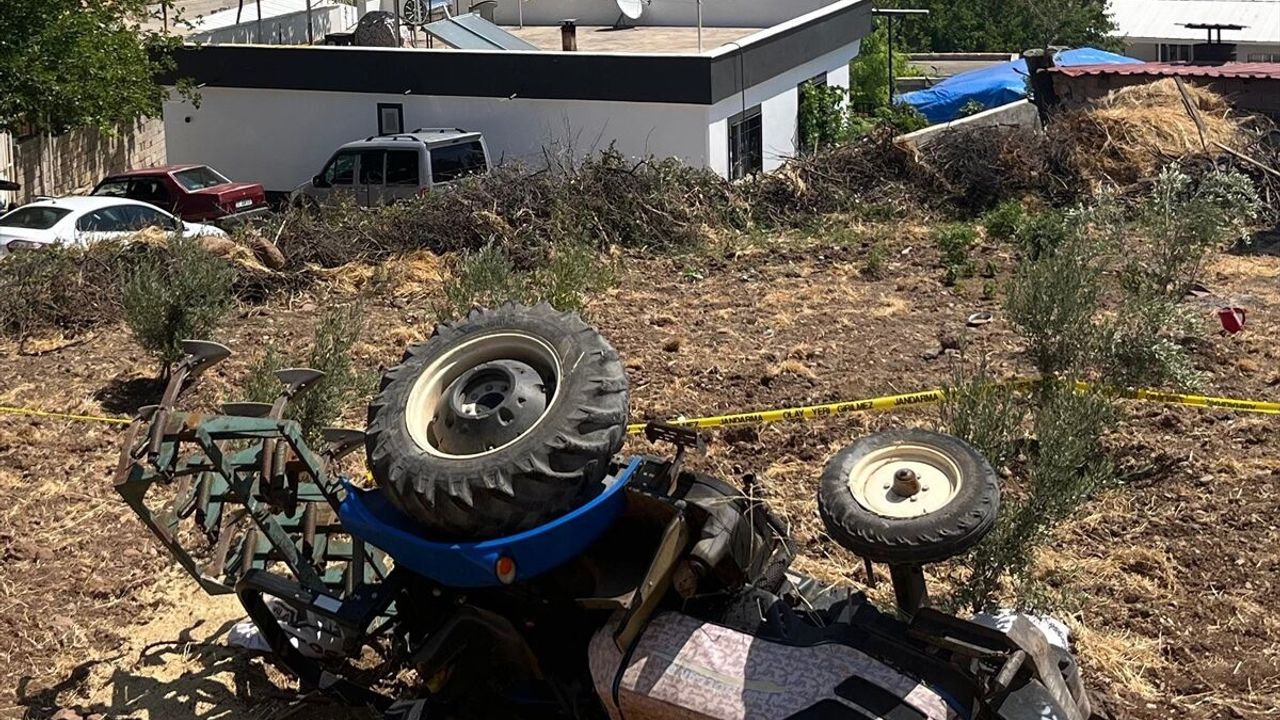 Kilis'te devrilen traktörün sürücüsü öldü