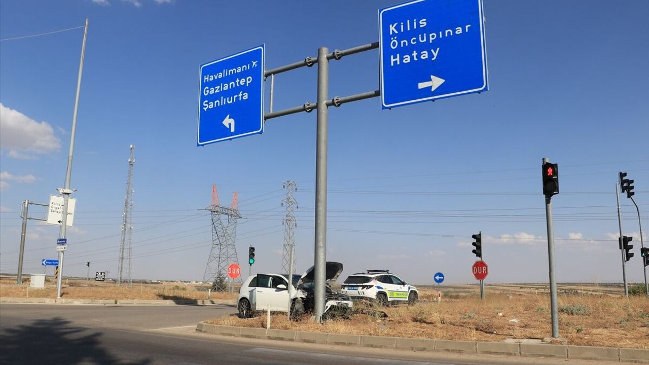 Kilis'te yön tabelasına çarpan otomobildeki 2 kişi yaralandı