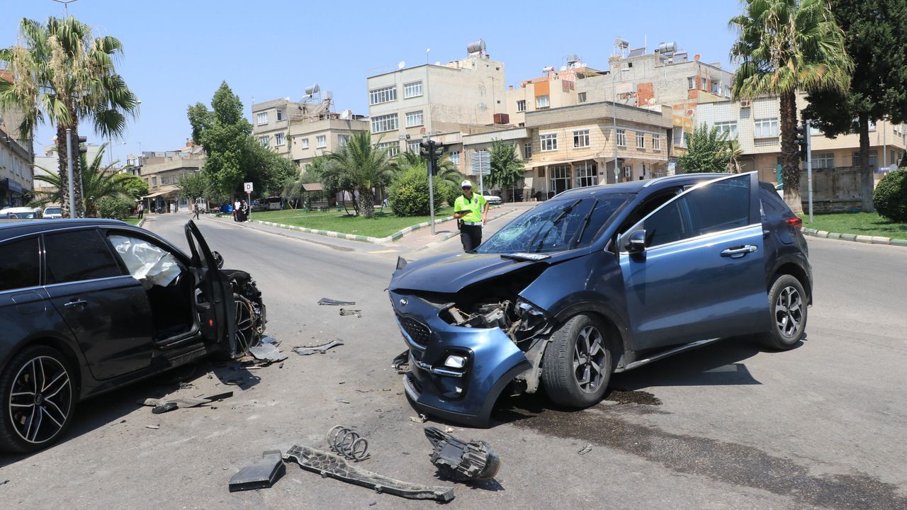 Kilis'te iki otomobilin çarpışması sonucu 4 kişi yaralandı