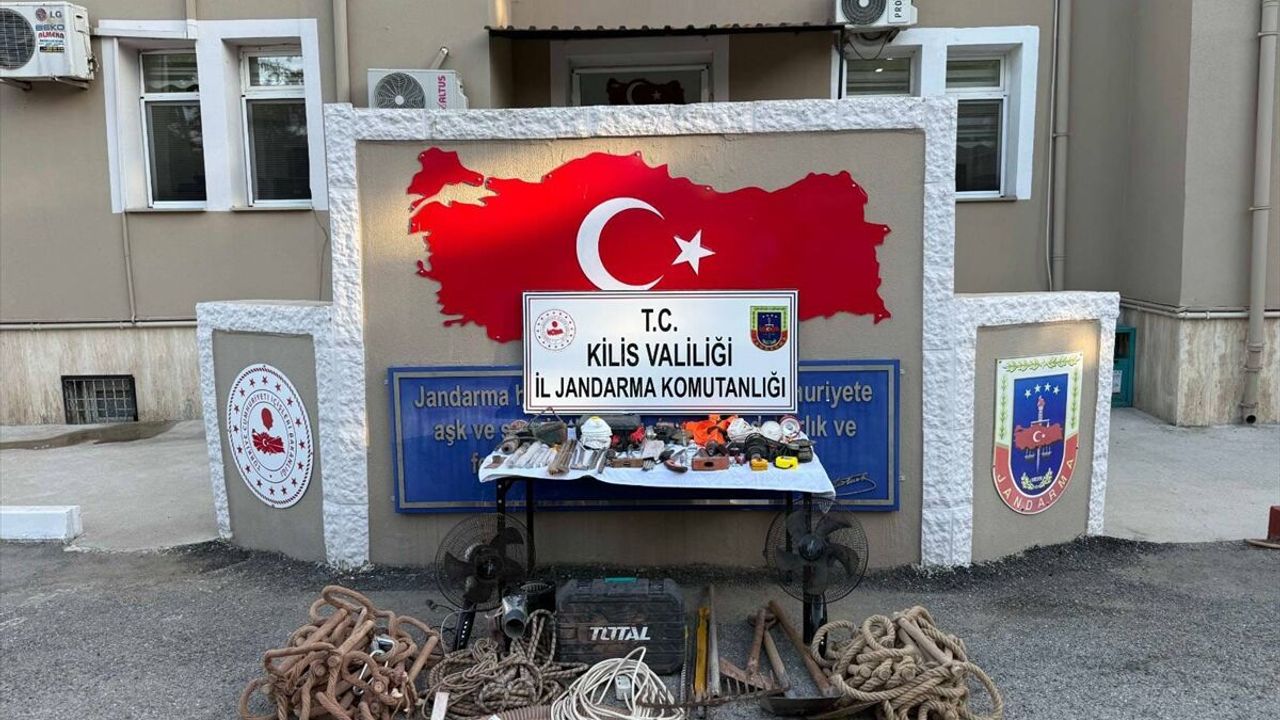 Kilis'te kaçak kazı yapan 4 kişi suçüstü yakalandı