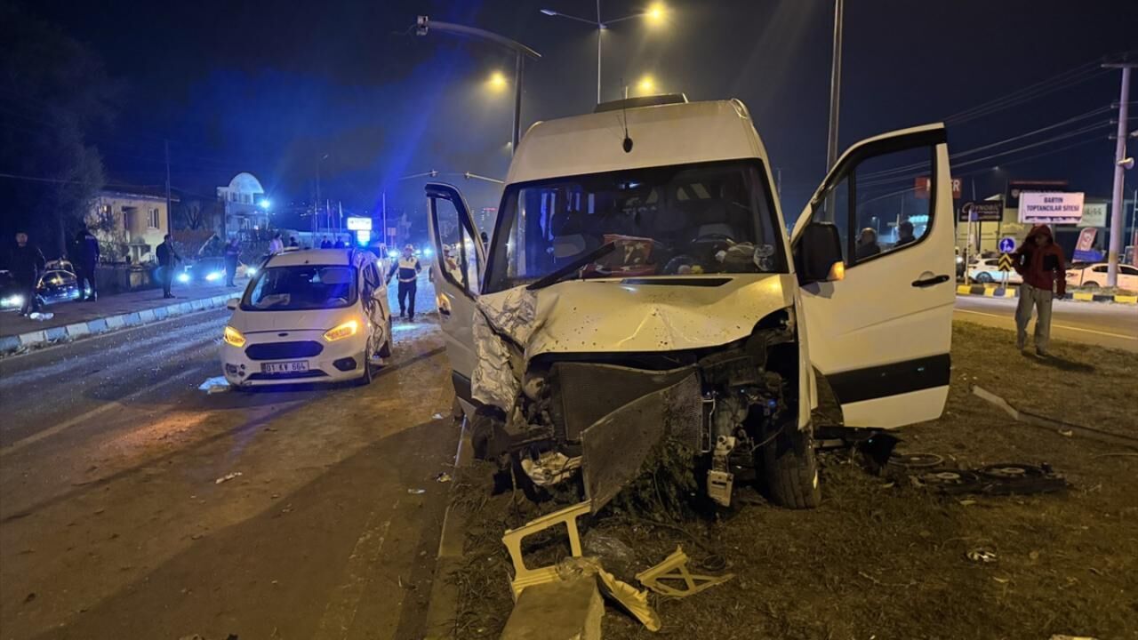Minibüs ile hafif ticari araç çarpıştı: 21 yaralı